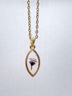 Goldkette mit Japanischer Spierstrauch in Augenform, Detail, filigranes Design mit Blumenanhänger 
