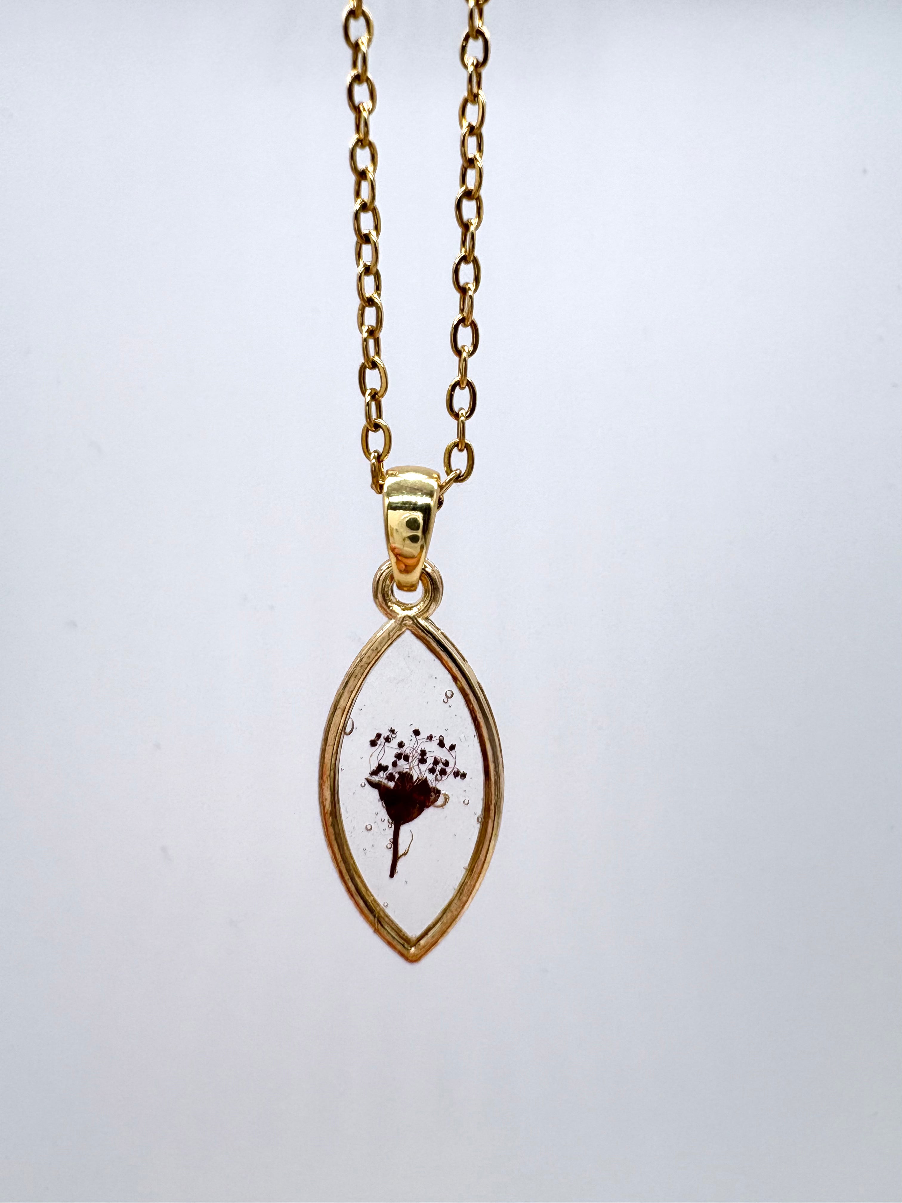 Goldkette mit Japanischer Spierstrauch in Augenform, Detail, filigranes Design mit Blumenanhänger 
