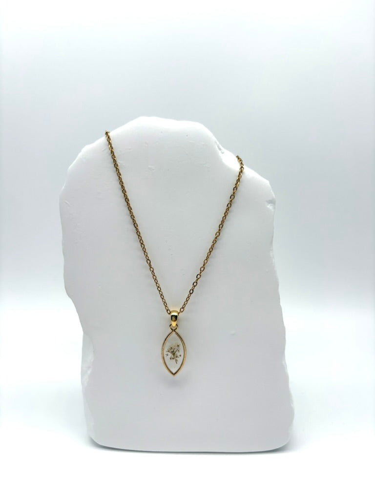 Goldkette mit Kleine Bibernelle in Augenform, getragen, filigranes Design mit Blumenanhänger 
