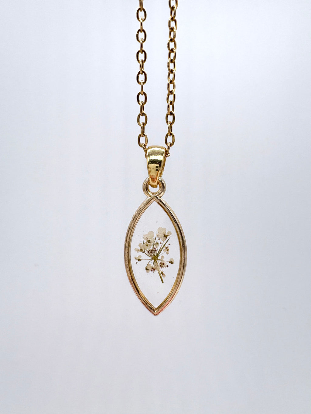 Goldkette mit Kleine Bibernelle in Augenform, Detail, filigranes Design mit Blumenanhänger 
