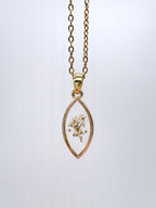 Goldkette mit Kleine Bibernelle in Augenform, Detail, filigranes Design mit Blumenanhänger 
