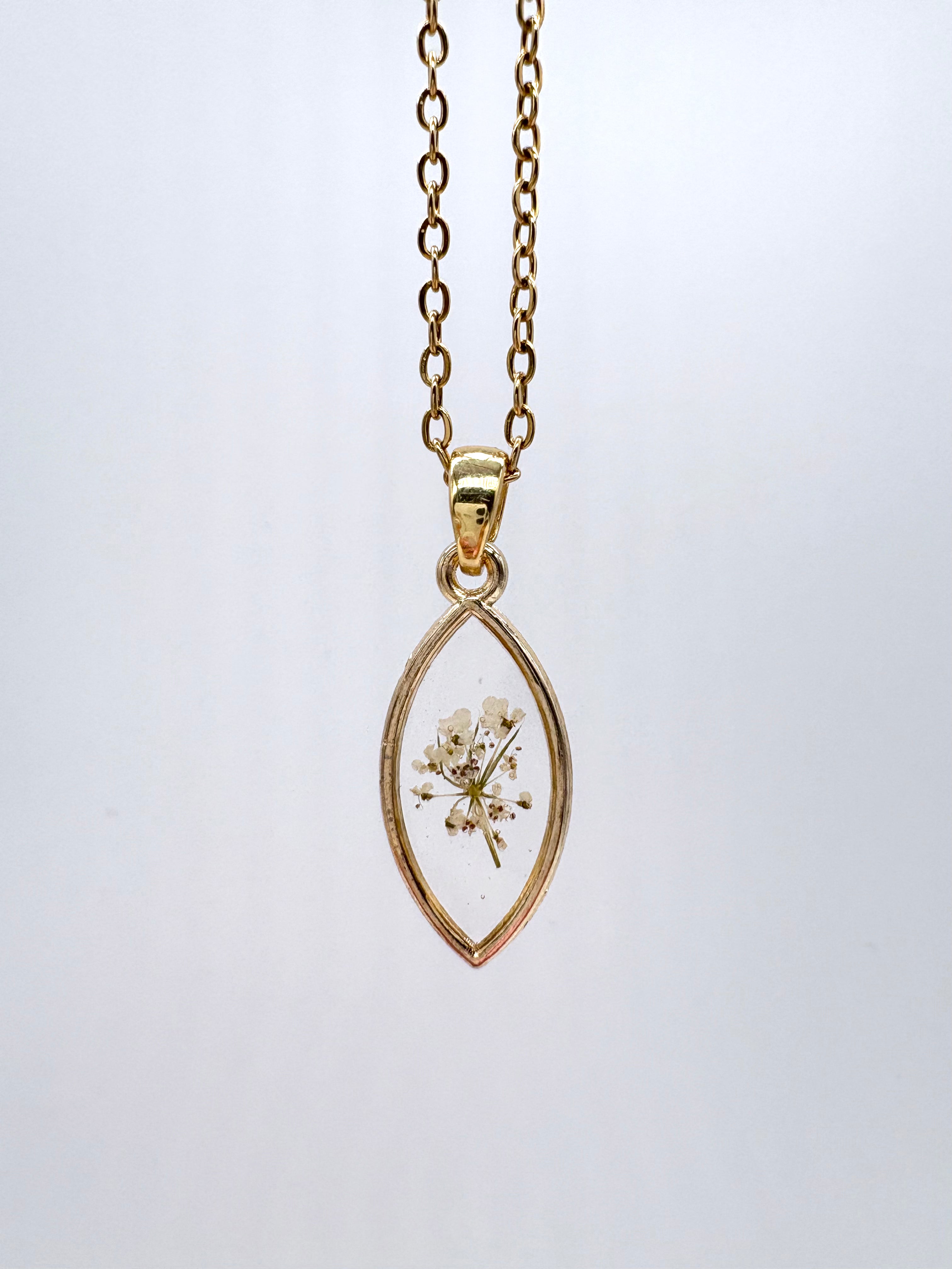 Goldkette mit Kleine Bibernelle in Augenform, Detail, filigranes Design mit Blumenanhänger 
