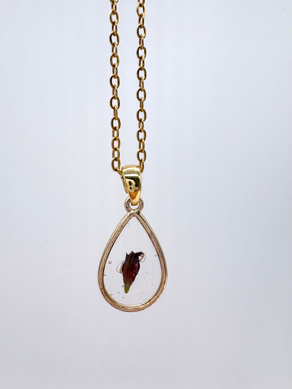 Goldkette mit Kleine Braunelle in Augenform, Detail, filigranes Design mit Blumenanhänger 
