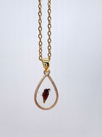 Goldkette mit Kleine Braunelle in Augenform, Detail, filigranes Design mit Blumenanhänger 
