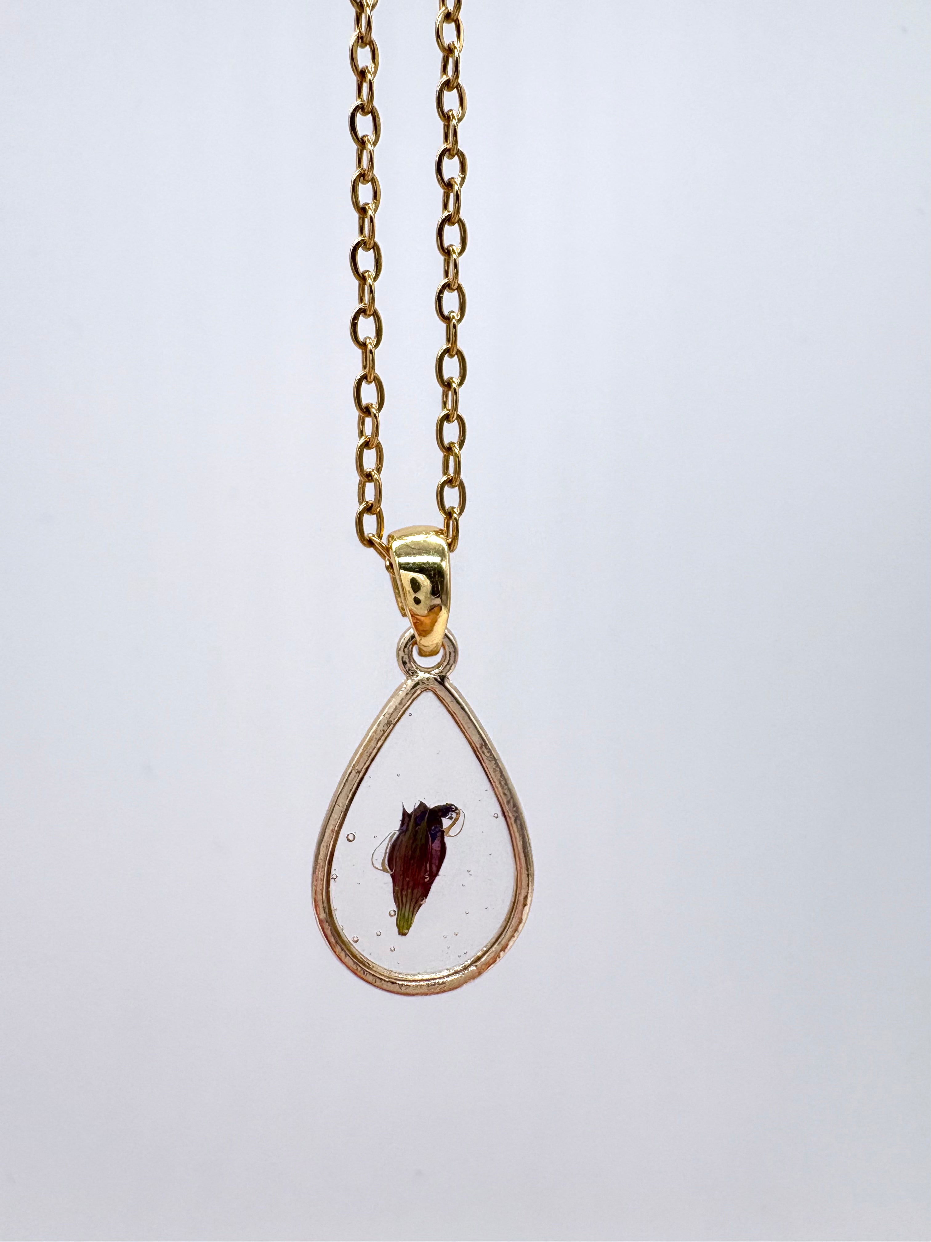 Goldkette mit Kleine Braunelle in Augenform, Detail, filigranes Design mit Blumenanhänger 

