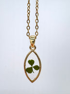 Goldkette mit Kleiner Klee in Augenform, Detail, filigranes Design mit Blumenanhänger 
