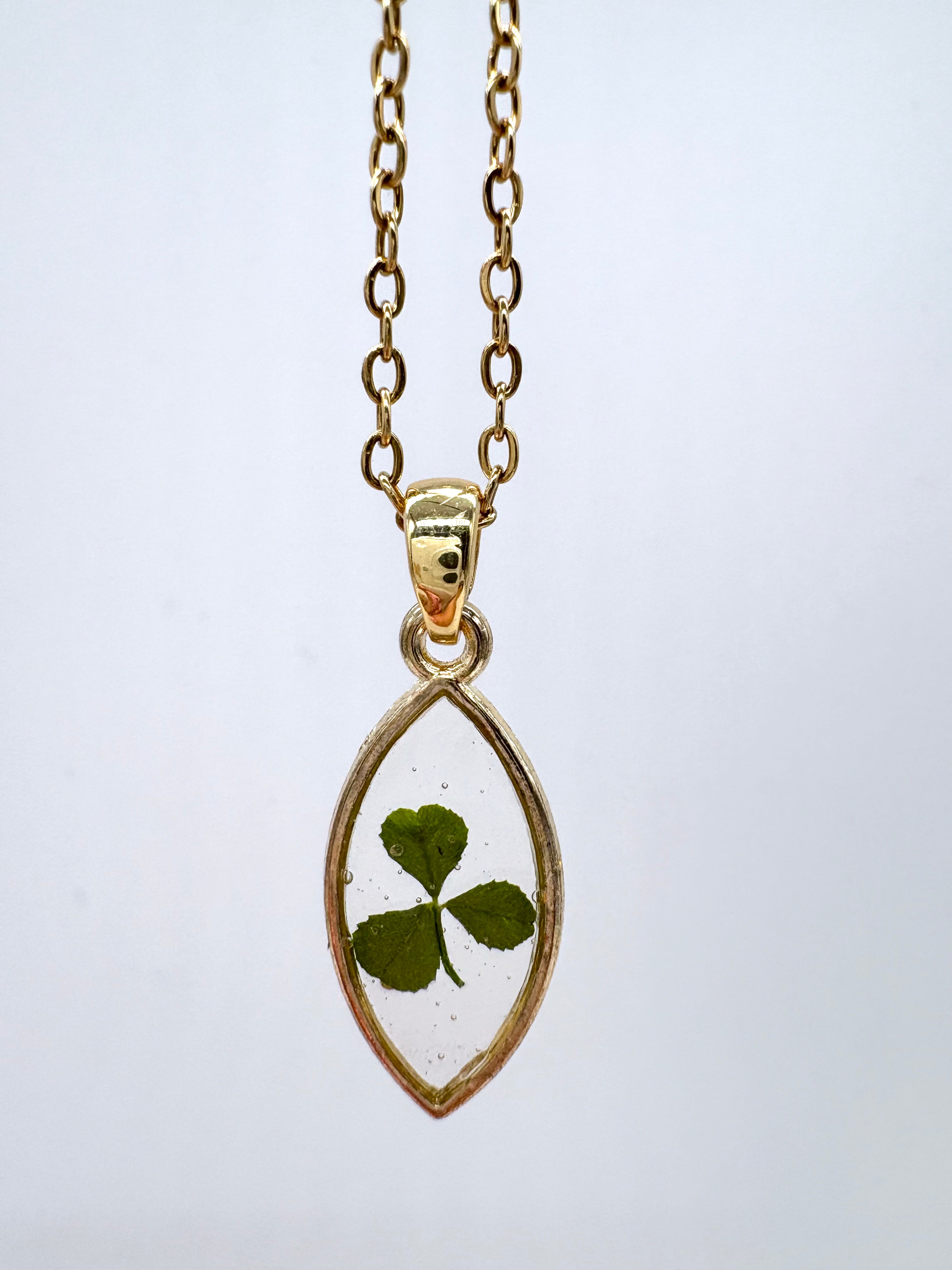 Goldkette mit Kleiner Klee in Augenform, Detail, filigranes Design mit Blumenanhänger 
