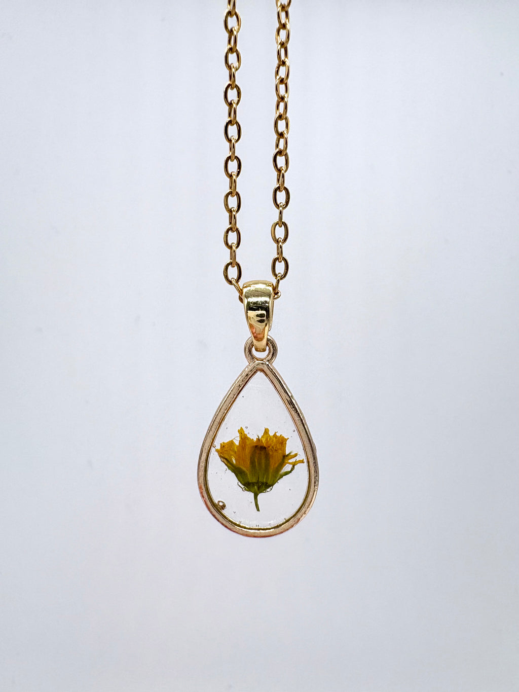 Goldkette mit Kleinköpfiger Pippau in Augenform, Detail, filigranes Design mit Blumenanhänger 
