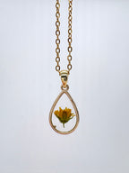 Goldkette mit Kleinköpfiger Pippau in Augenform, Detail, filigranes Design mit Blumenanhänger 
