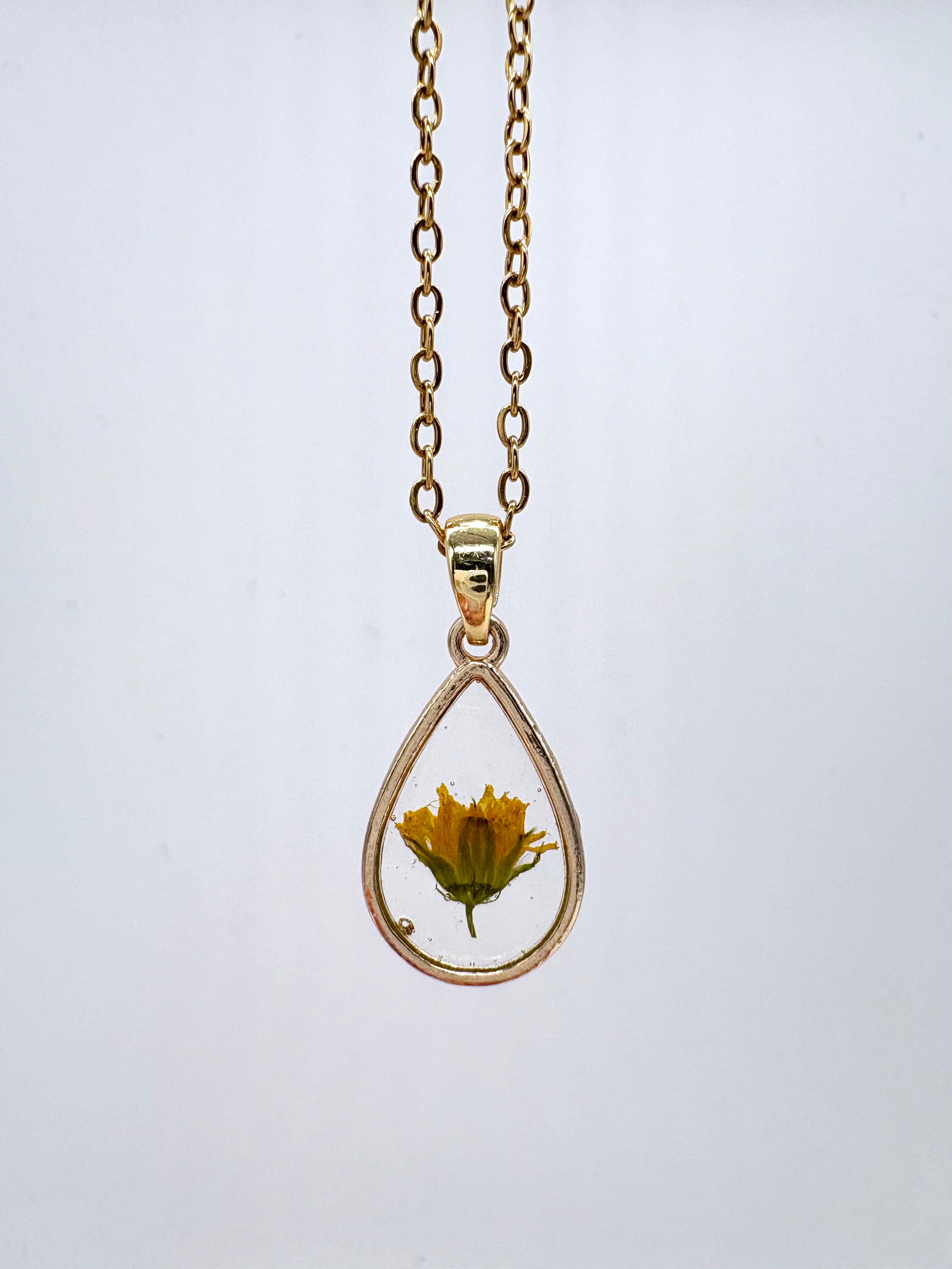 Goldkette mit Kleinköpfiger Pippau in Augenform, Detail, filigranes Design mit Blumenanhänger 
