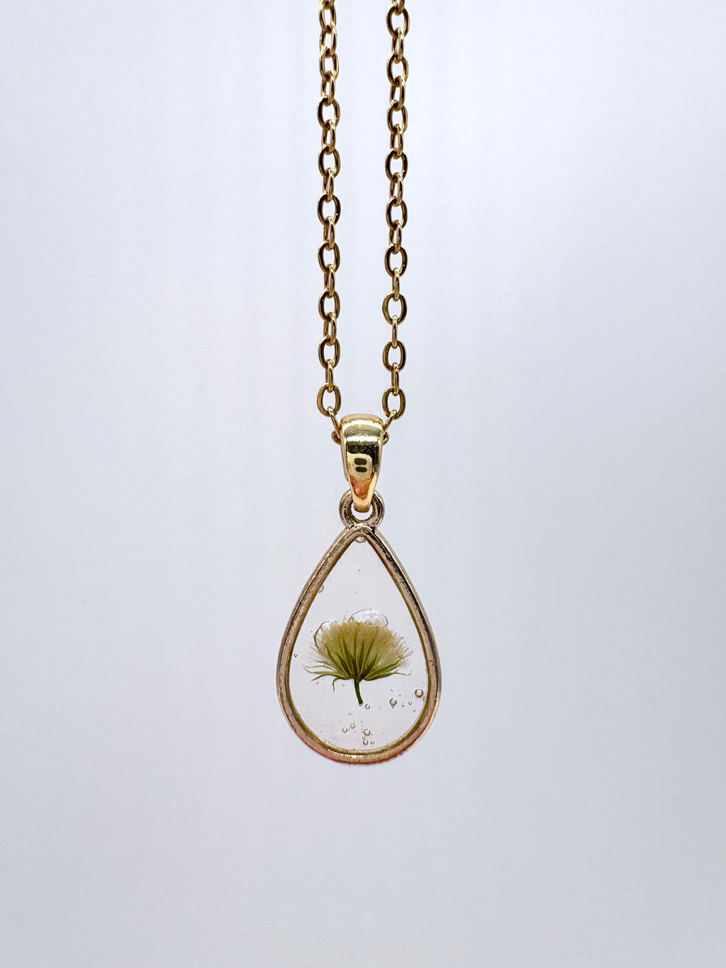 Goldkette mit Krauses Berufskraut in Augenform, Detail, filigranes Design mit Blumenanhänger 
