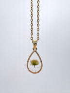 Goldkette mit Krauses Berufskraut in Augenform, Detail, filigranes Design mit Blumenanhänger 
