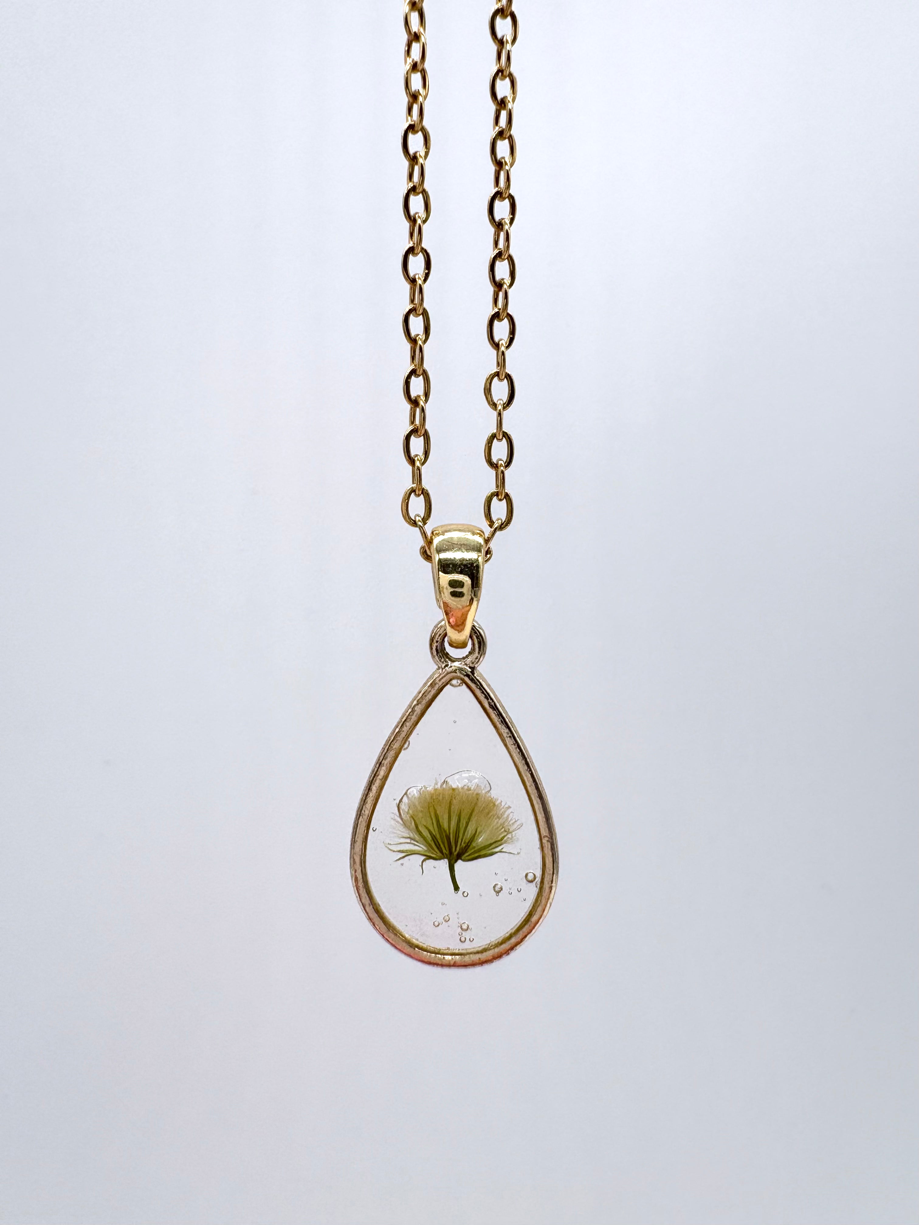 Goldkette mit Krauses Berufskraut in Augenform, Detail, filigranes Design mit Blumenanhänger 
