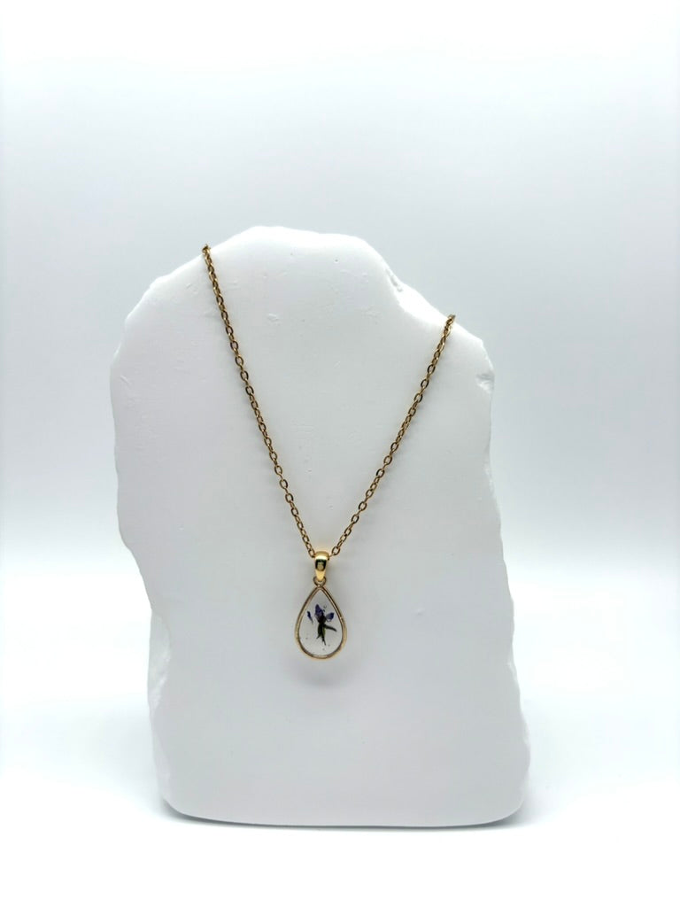 Goldkette mit Langschnäbeliger Reiher-Schnabel in Augenform, getragen, filigranes Design mit Blumenanhänger 
