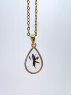 Goldkette mit Langschnäbeliger Reiher-Schnabel in Augenform, Detail, filigranes Design mit Blumenanhänger 
