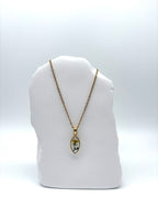Goldkette mit Mauer-Doppelsame in Augenform, getragen, filigranes Design mit Blumenanhänger 
