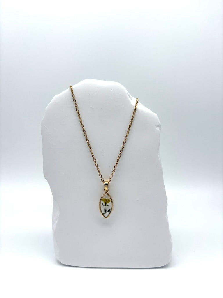 Goldkette mit Mauer-Doppelsame in Augenform, getragen, filigranes Design mit Blumenanhänger 
