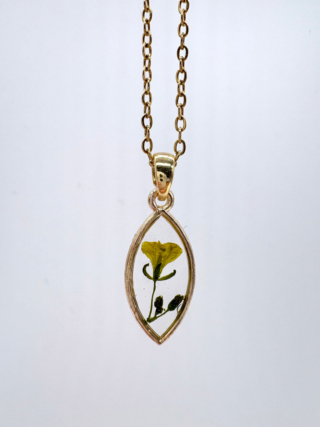 Goldkette mit Mauer-Doppelsame in Augenform, Detail, filigranes Design mit Blumenanhänger 
