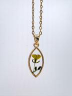 Goldkette mit Mauer-Doppelsame in Augenform, Detail, filigranes Design mit Blumenanhänger 
