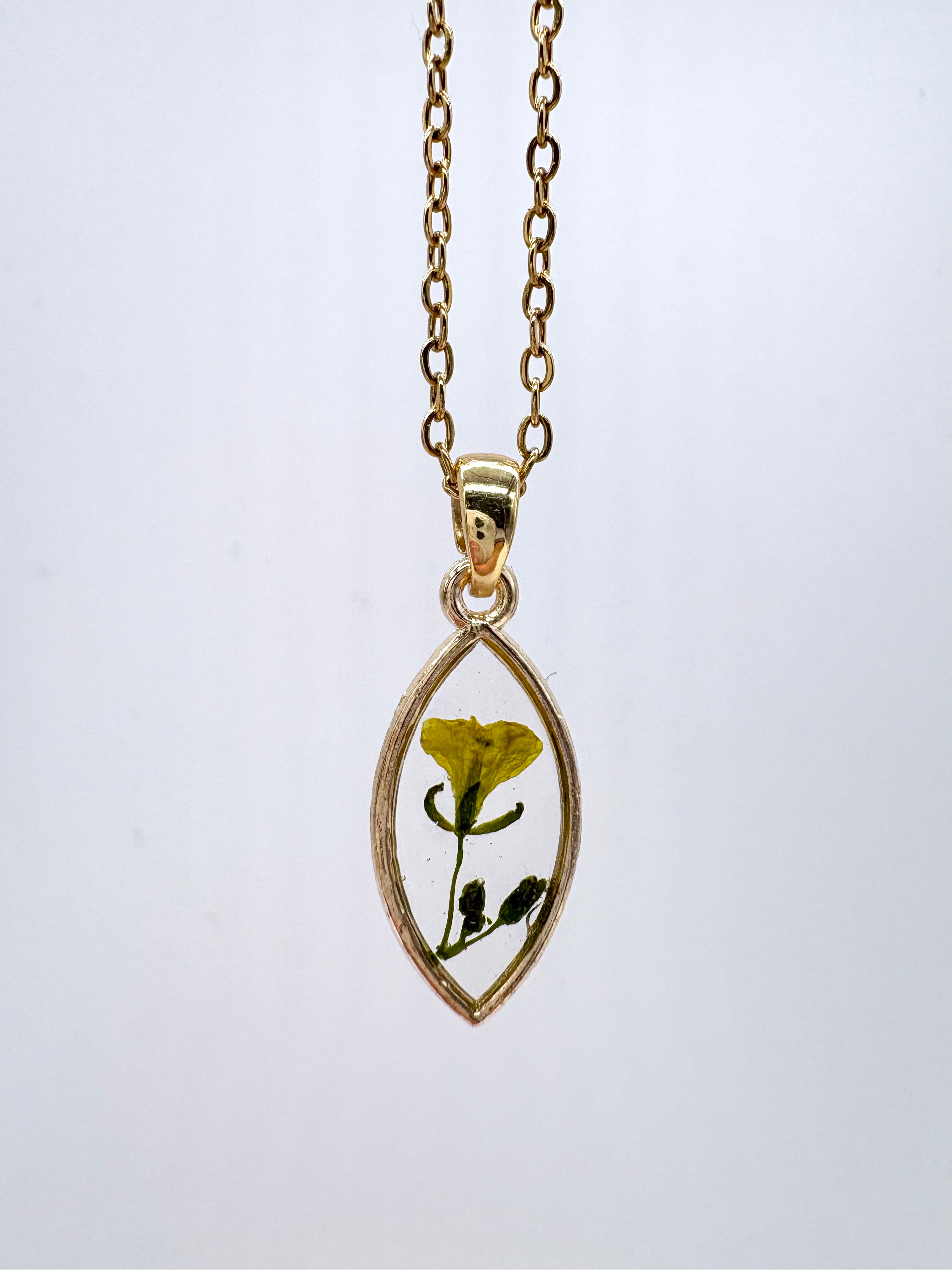 Goldkette mit Mauer-Doppelsame in Augenform, Detail, filigranes Design mit Blumenanhänger 
