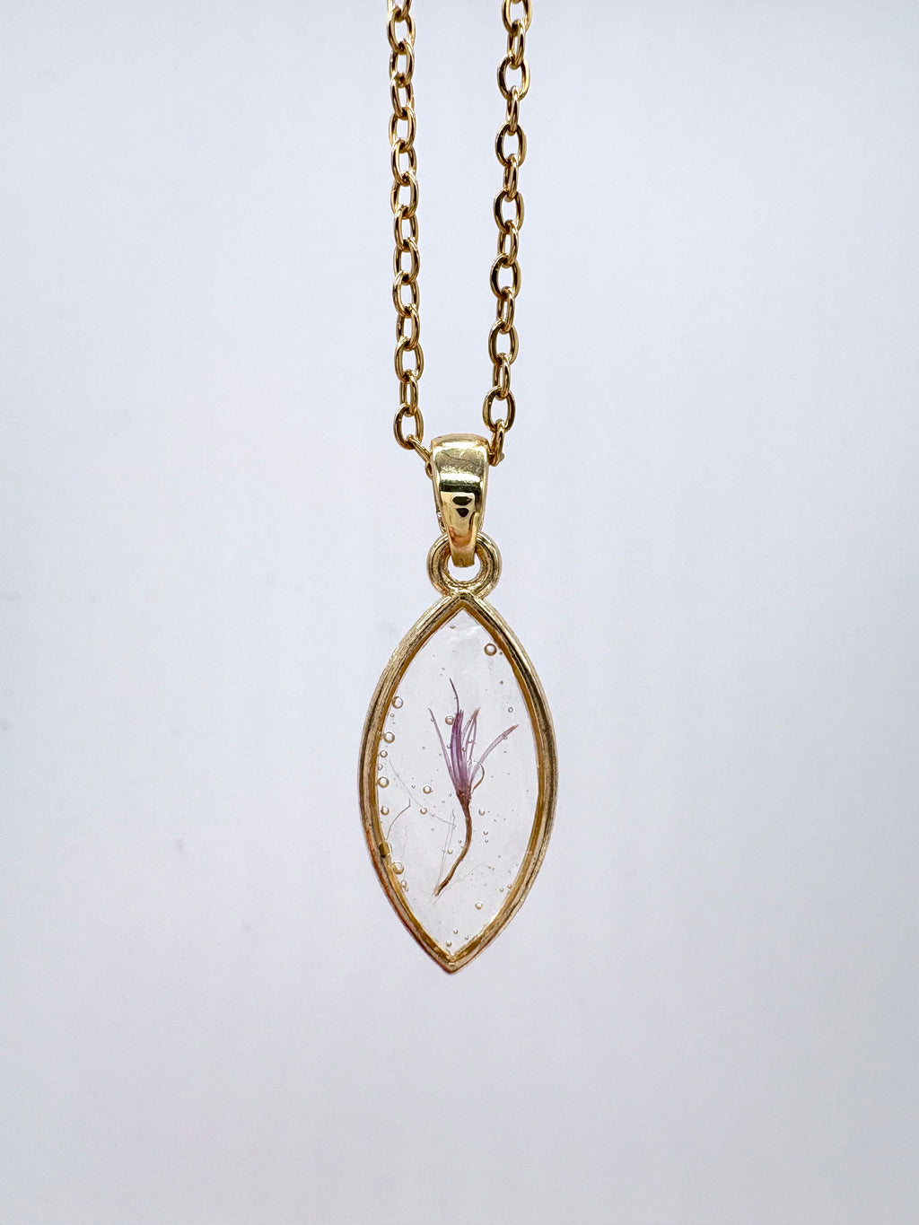 Goldkette mit Milchdistel in Augenform, Detail, filigranes Design mit Blumenanhänger 
