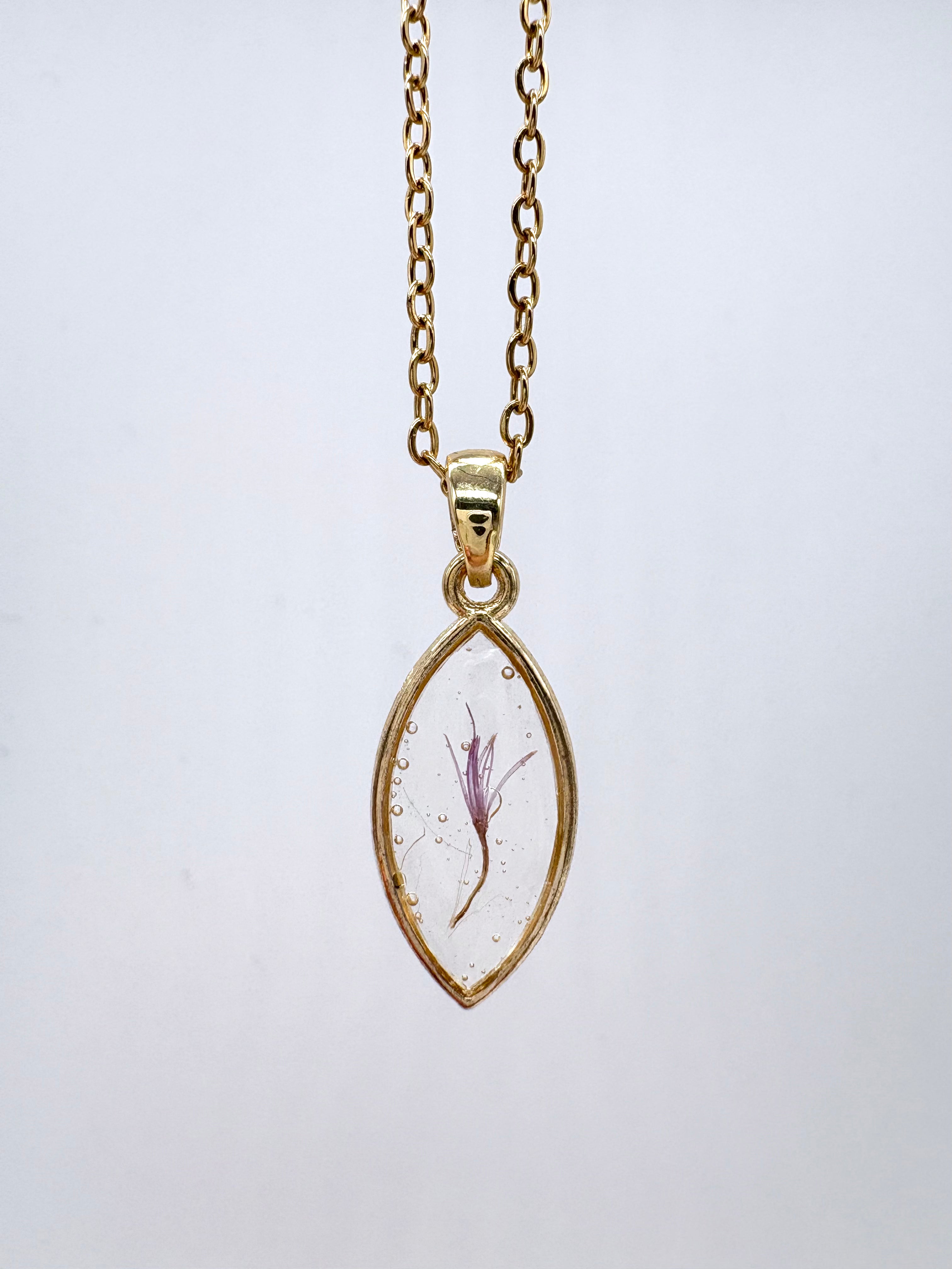 Goldkette mit Milchdistel in Augenform, Detail, filigranes Design mit Blumenanhänger 
