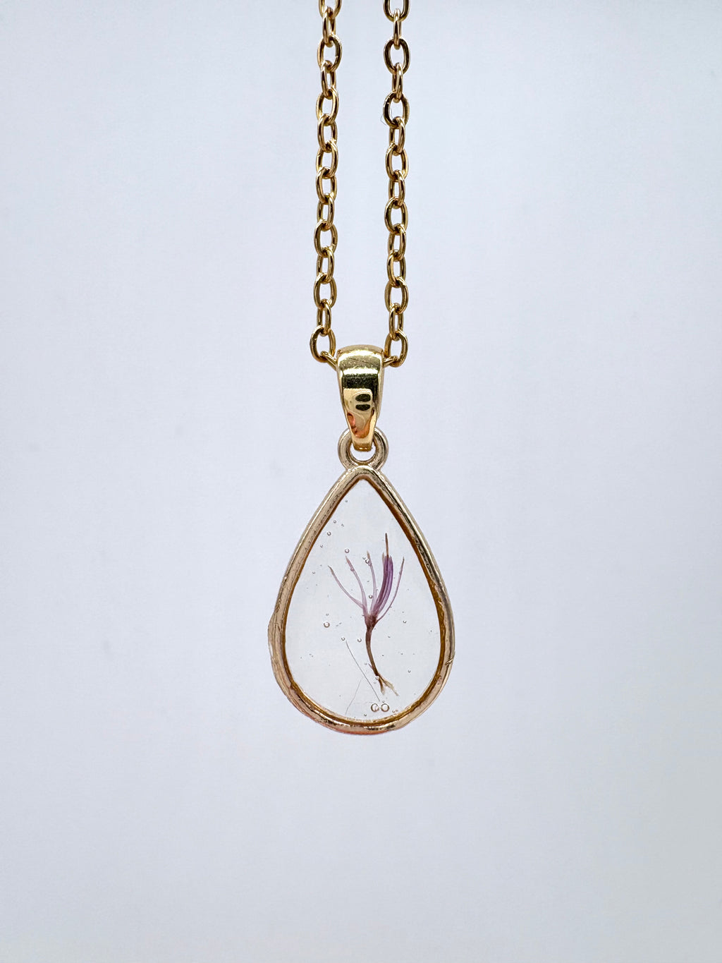 Goldkette mit Milchdistel in Augenform, Detail, filigranes Design mit Blumenanhänger 
