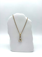 Goldkette mit Odermenning in Augenform, getragen, filigranes Design mit Blumenanhänger 