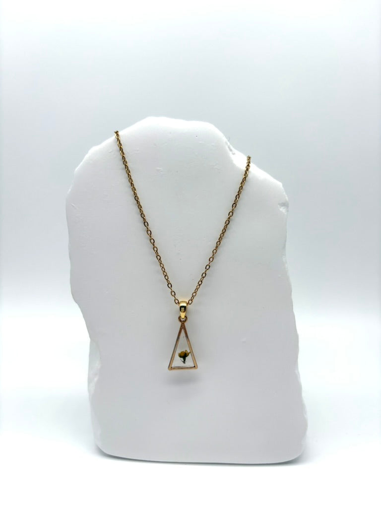 Goldkette mit Odermenning in Augenform, getragen, filigranes Design mit Blumenanhänger 