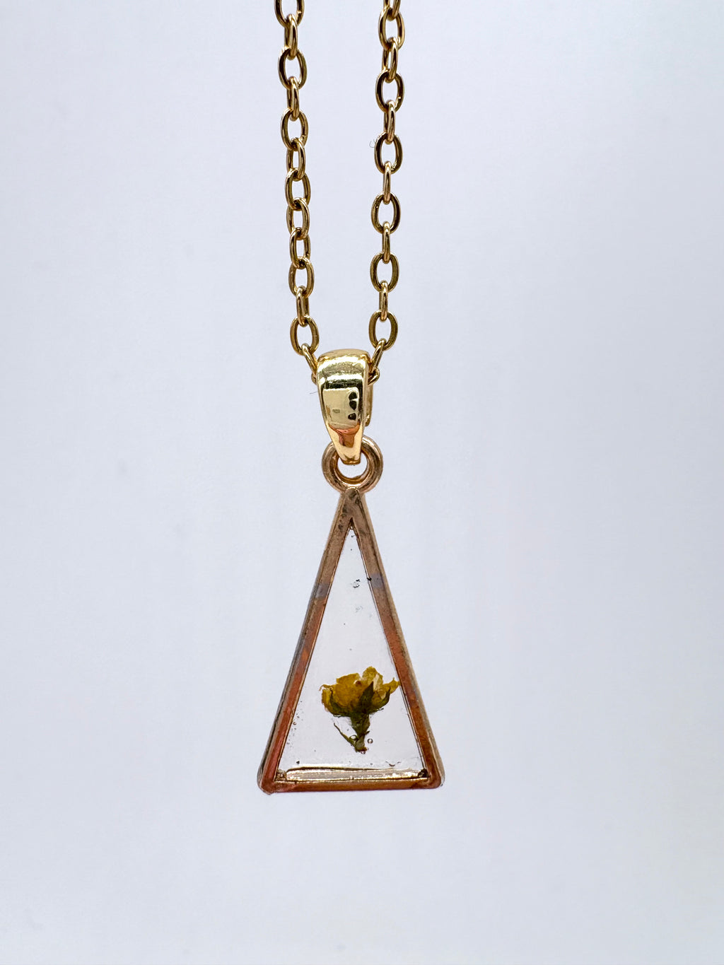 Goldkette mit Odermenning in Augenform, Detail, filigranes Design mit Blumenanhänger 
