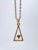 Goldkette mit Odermenning in Augenform, Detail, filigranes Design mit Blumenanhänger 
