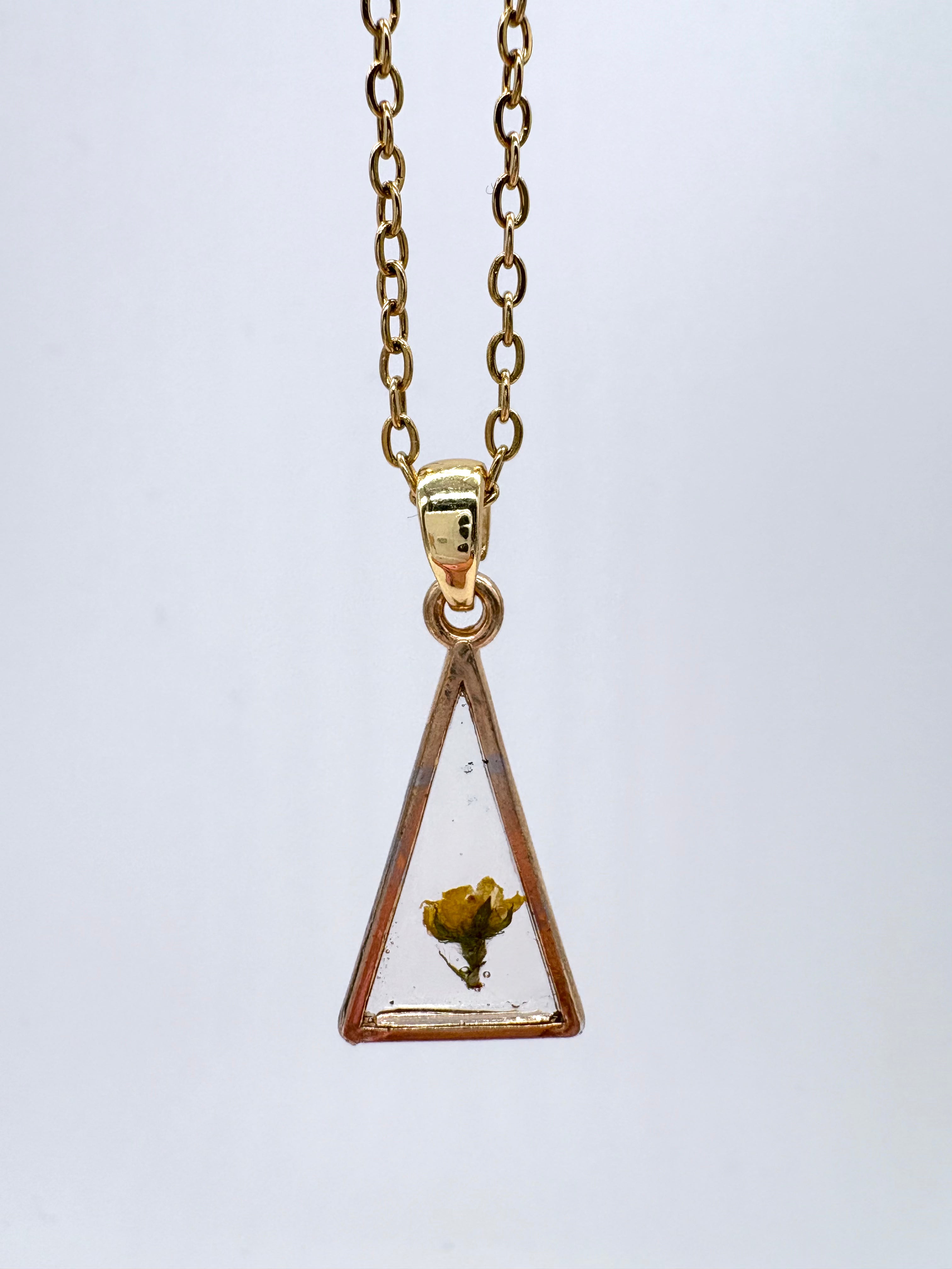 Goldkette mit Odermenning in Augenform, Detail, filigranes Design mit Blumenanhänger 
