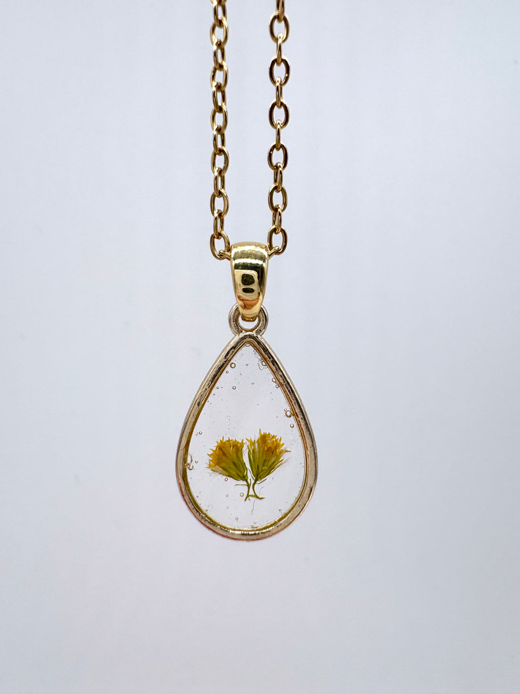 Goldkette mit Raue Goldrute in Augenform, Detail, filigranes Design mit Blumenanhänger 
