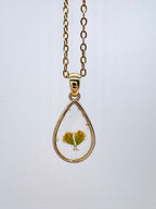 Goldkette mit Raue Goldrute in Augenform, Detail, filigranes Design mit Blumenanhänger 
