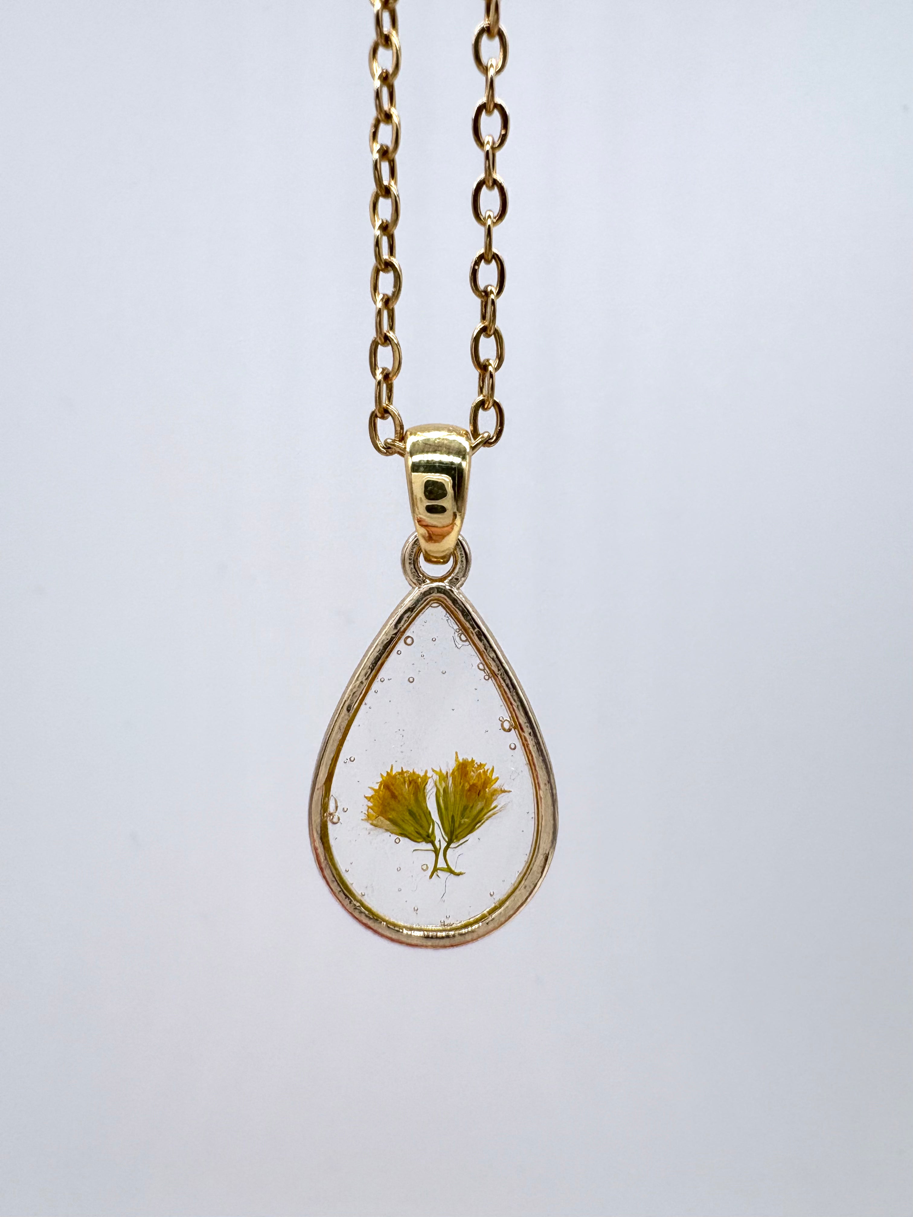Goldkette mit Raue Goldrute in Augenform, Detail, filigranes Design mit Blumenanhänger 

