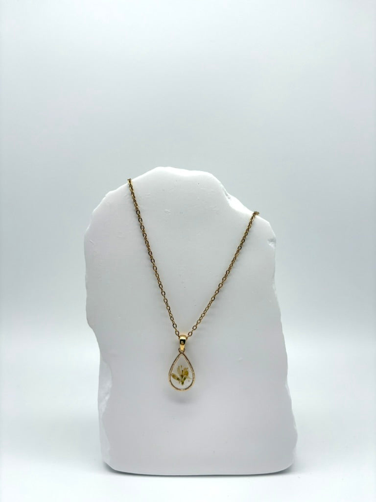 Goldkette mit Raue Stechwinde in Augenform, getragen, filigranes Design mit Blumenanhänger 
