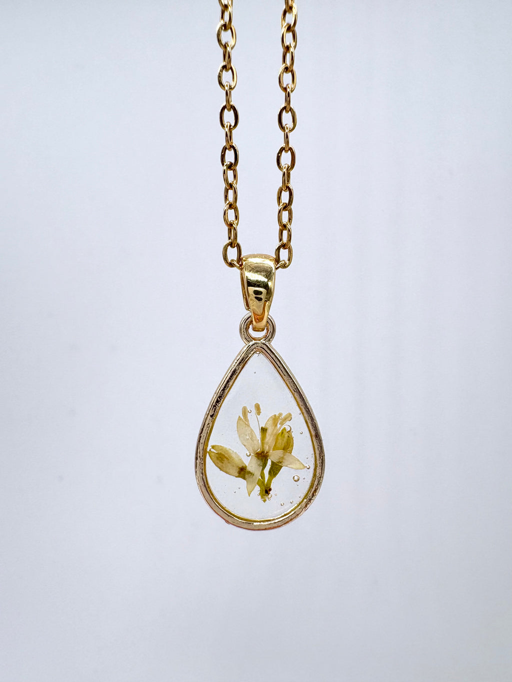 Goldkette mit Raue Stechwinde in Augenform, Detail, filigranes Design mit Blumenanhänger 
