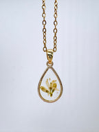 Goldkette mit Raue Stechwinde in Augenform, Detail, filigranes Design mit Blumenanhänger 
