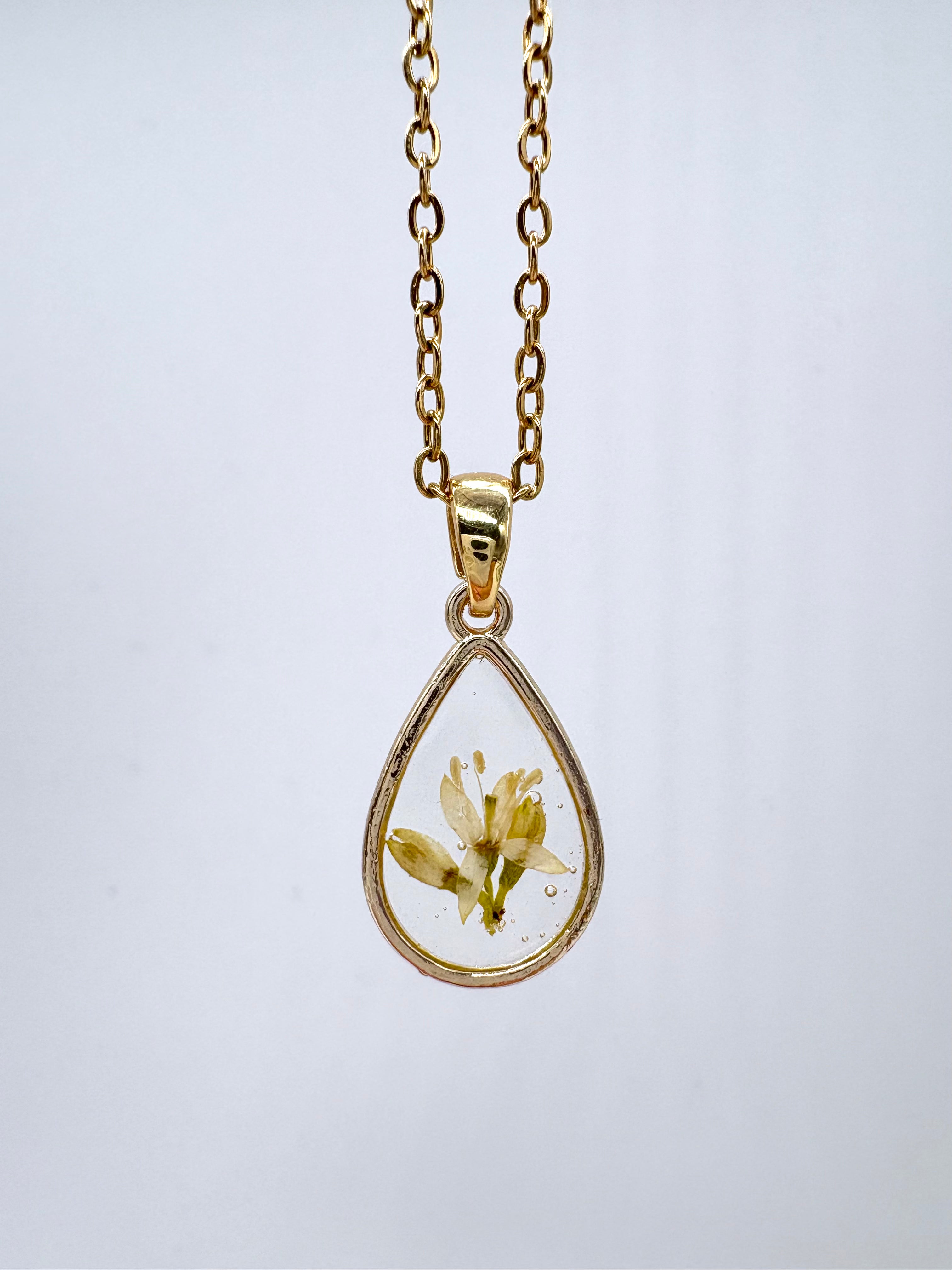 Goldkette mit Raue Stechwinde in Augenform, Detail, filigranes Design mit Blumenanhänger 
