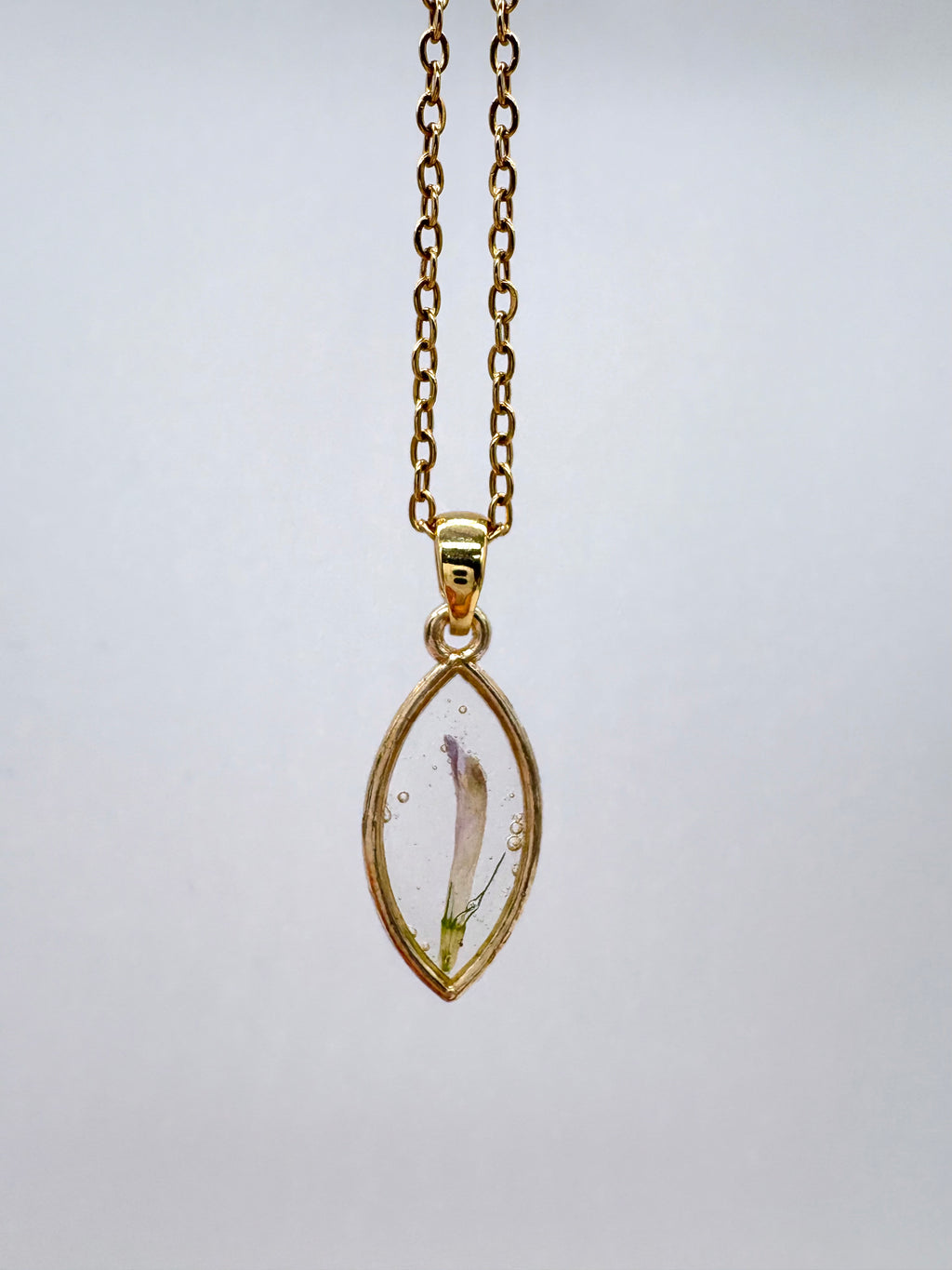 Goldkette mit Rotklee in Augenform, Detail, filigranes Design mit Blumenanhänger 
