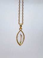 Goldkette mit Rotklee in Augenform, Detail, filigranes Design mit Blumenanhänger 
