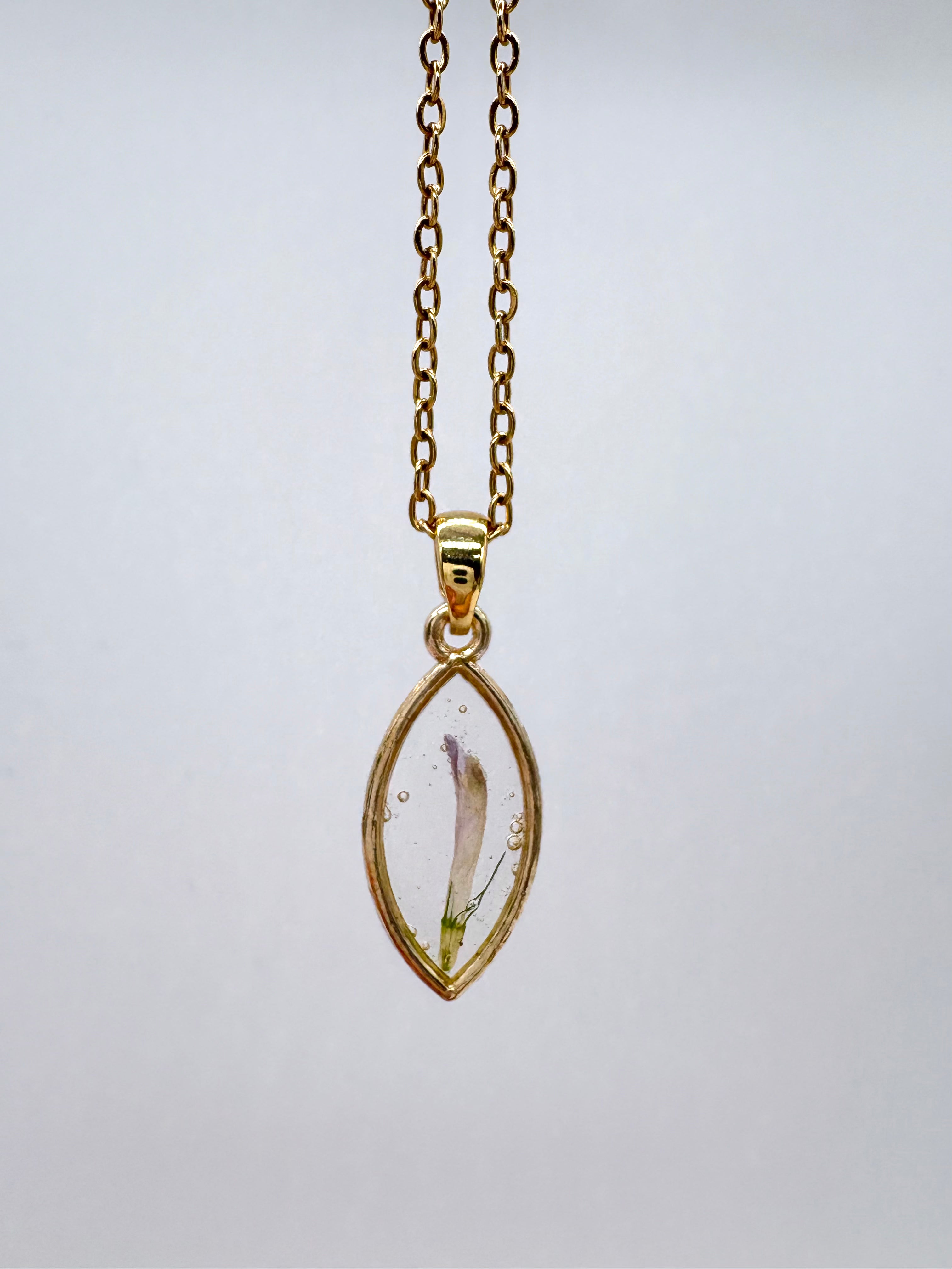 Goldkette mit Rotklee in Augenform, Detail, filigranes Design mit Blumenanhänger 
