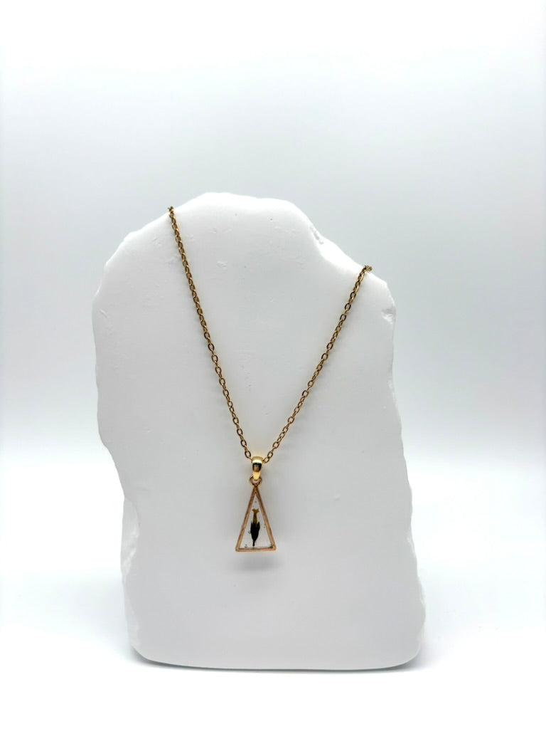 Goldkette mit Schöner Pippau in Augenform, getragen, filigranes Design mit Blumenanhänger 
