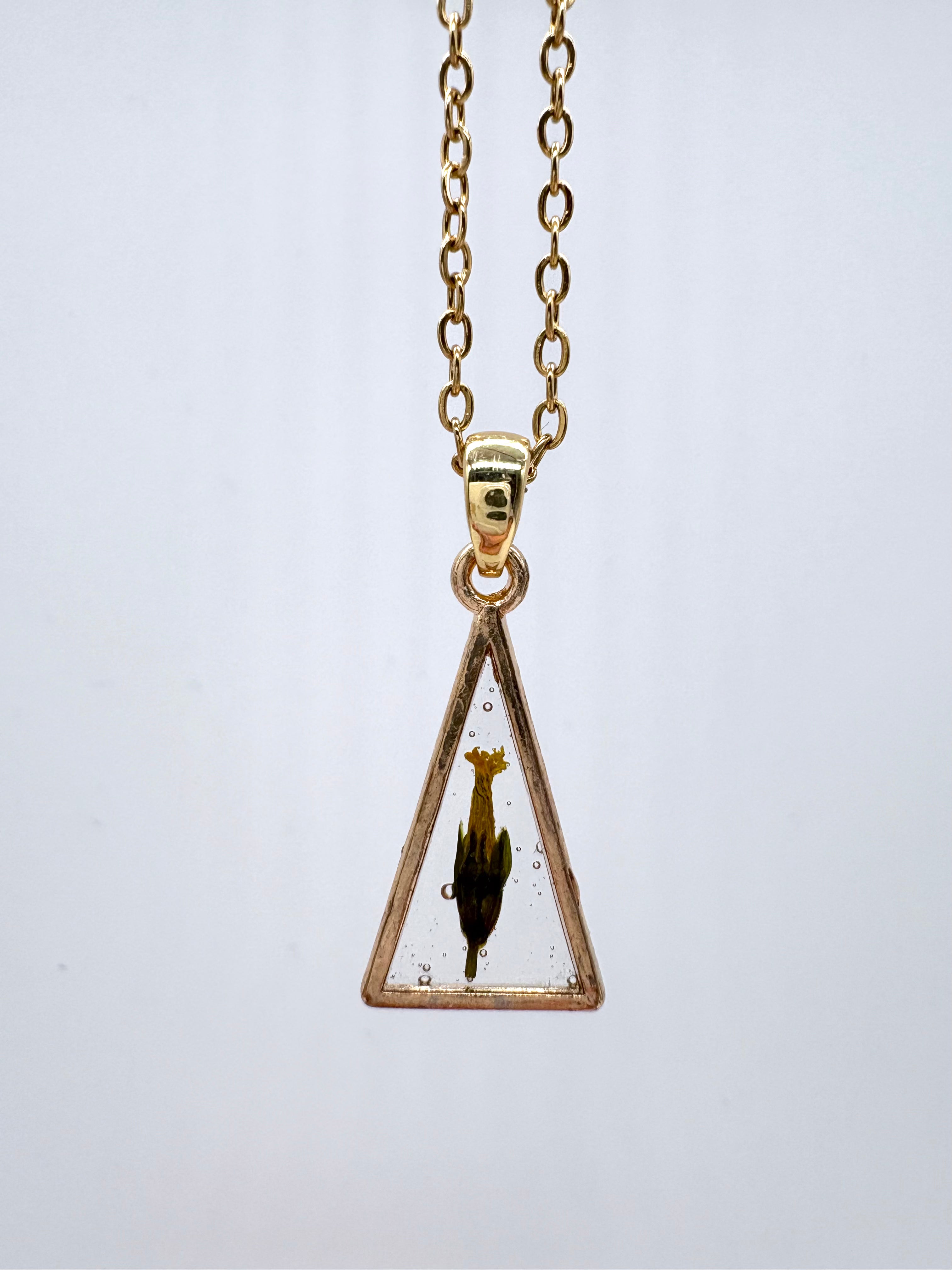 Goldkette mit Schöner Pippau in Augenform, Detail, filigranes Design mit Blumenanhänger 