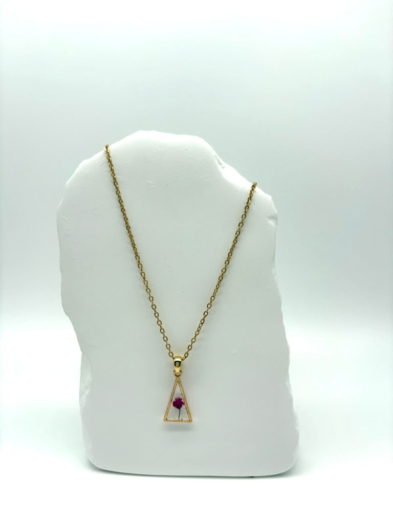 Goldkette mit Schleierkraut in Augenform, getragen, filigranes Design mit Blumenanhänger 
