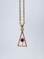 Goldkette mit Schleierkraut in Augenform, Detail, filigranes Design mit Blumenanhänger 
