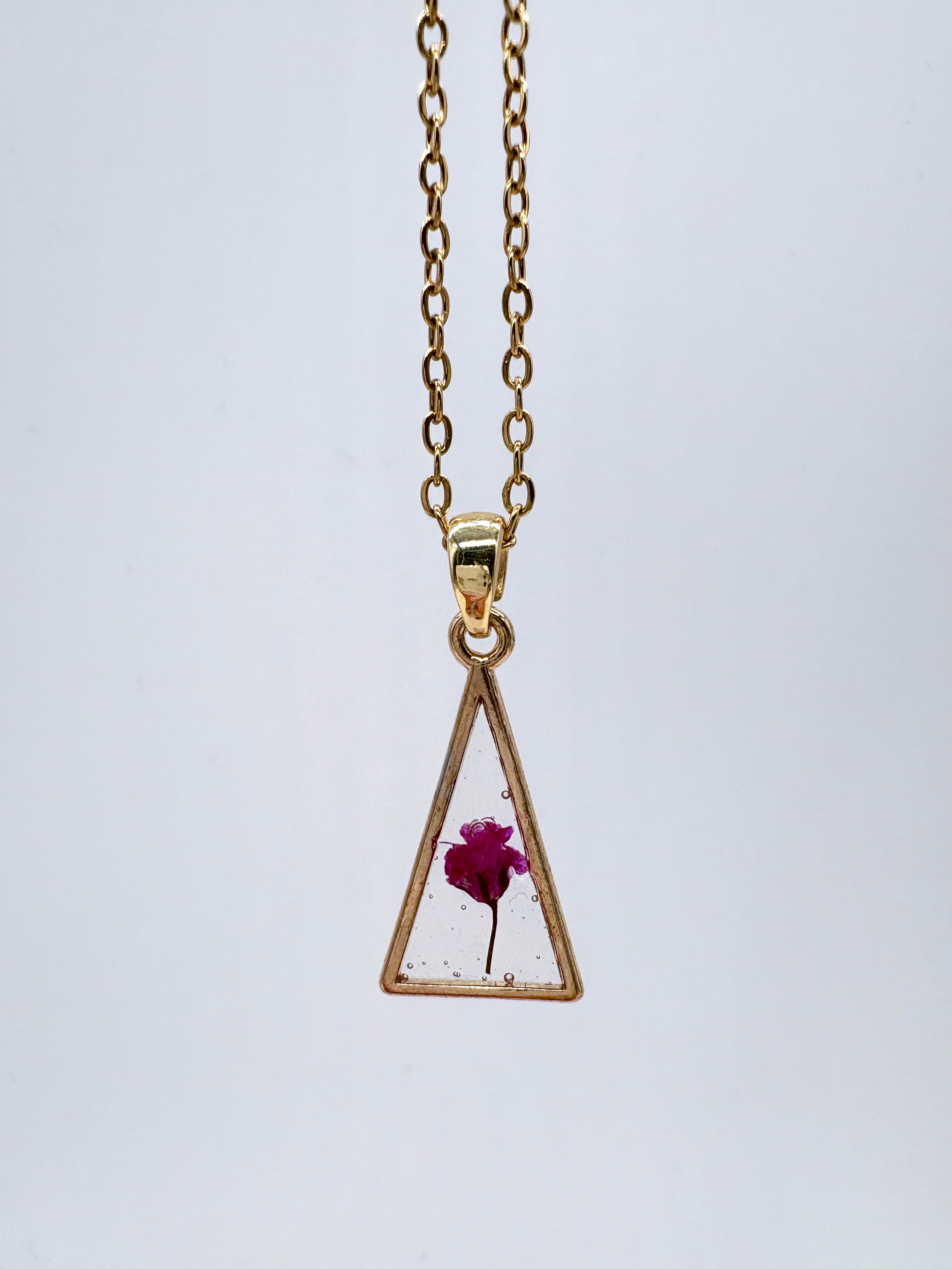 Goldkette mit Schleierkraut in Augenform, Detail, filigranes Design mit Blumenanhänger 
