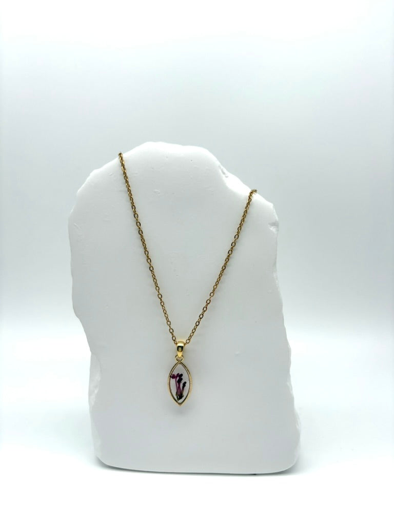 Goldkette mit Schmalblättriger Baldrian in Augenform, getragen, filigranes Design mit Blumenanhänger 
