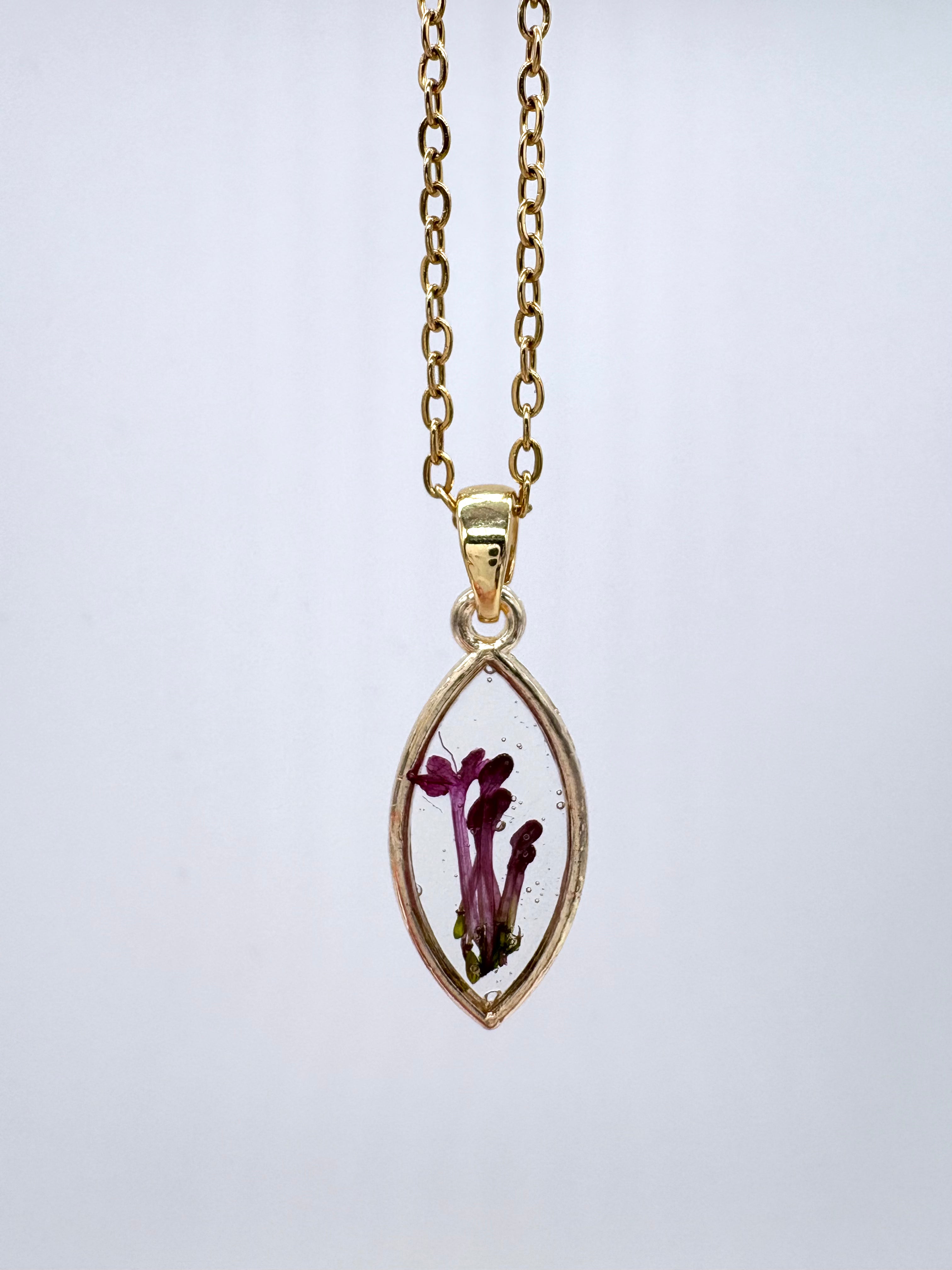 Goldkette mit Schmalblättriger Baldrian in Augenform, Detail, filigranes Design mit Blumenanhänger 
