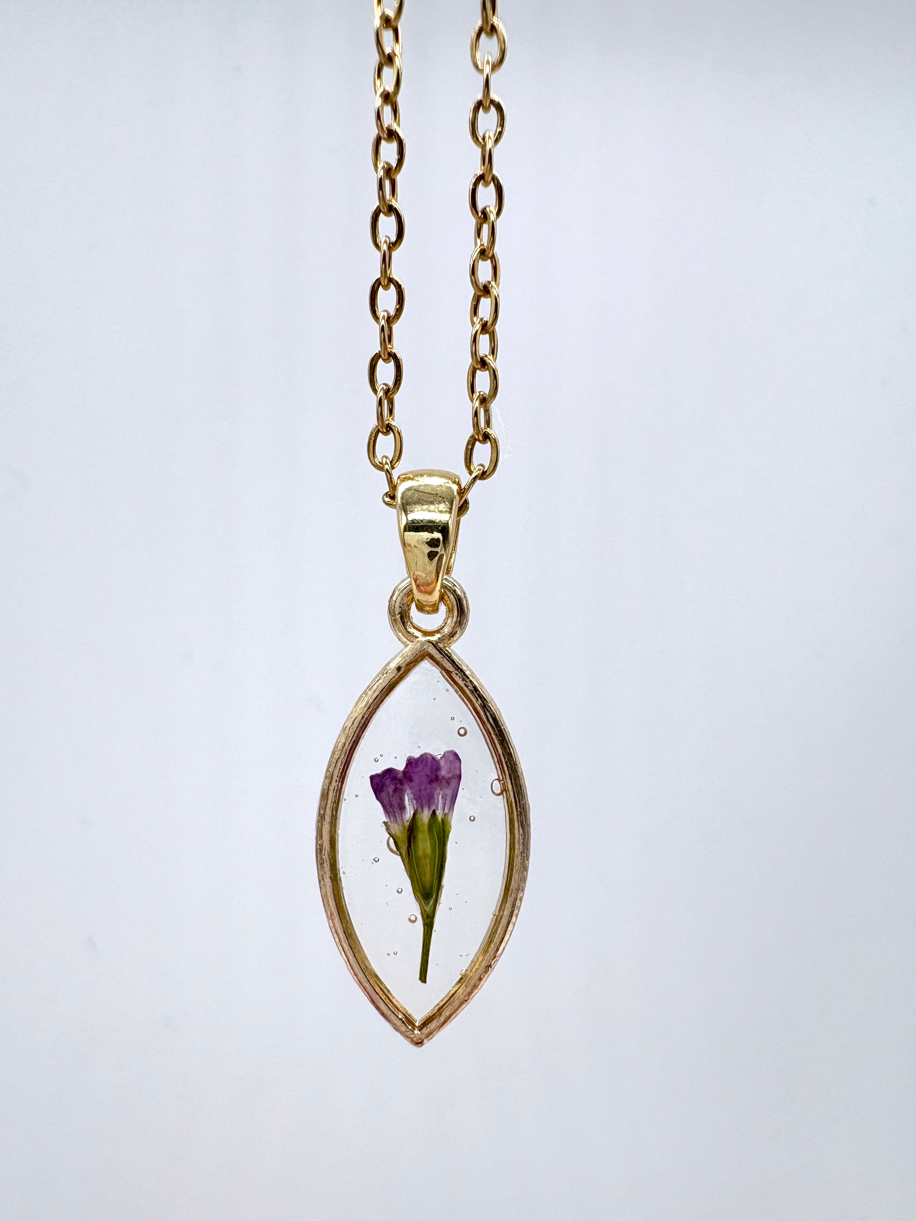 Goldkette mit Sprossende Felsennelke in Augenform, Detail, filigranes Design mit Blumenanhänger 
